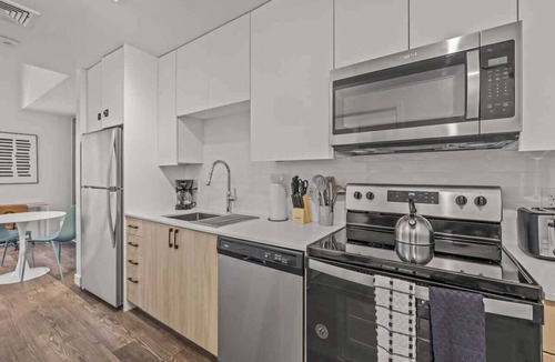 Evans Churchill Apartment | Boulevard Stays Modern Highrise STU Sky Pool, Gym 05