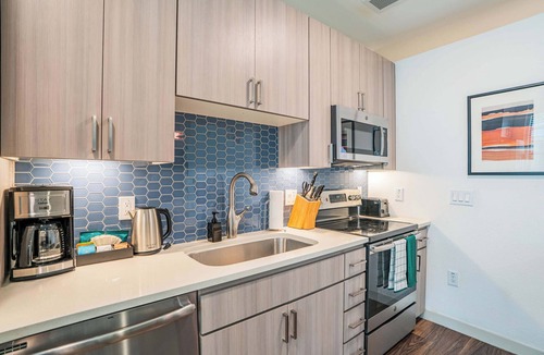 Downtown Phoenix Apartment | Boulevard Stays Modern Roosevelt Row Suite 1BR Pool, Gym 4