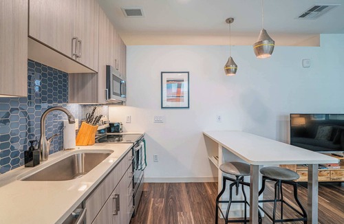 Downtown Phoenix Apartment | Boulevard Stays Modern Roosevelt Row Suite 1BR Pool, Gym 4