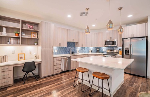 Downtown Phoenix Apartment | Boulevard Stays Modern Roosevelt Row Suite 2BR Pool, Gym 5