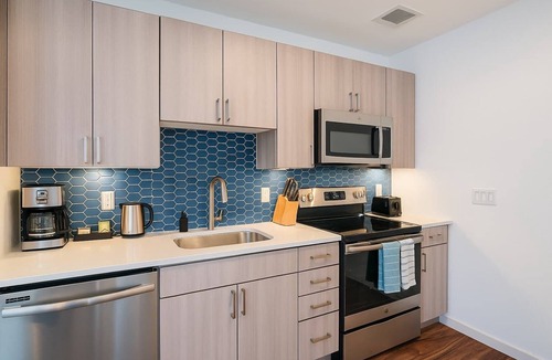 Evans Churchill Apartment | Boulevard Stays Modern Roosevelt 1BR Suite Pool & Gym Access