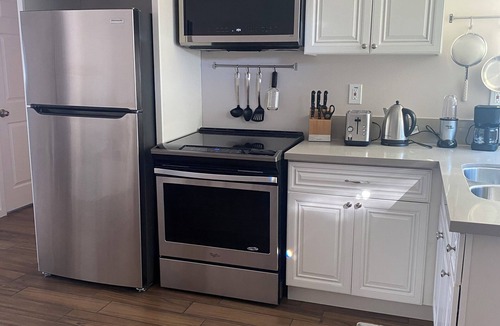 Palms Cottage | Brand new 1-bedroom cottage with A/C and private fenced yard in West Los Angeles