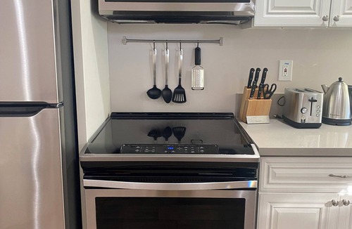 Palms Cottage | Brand new 1-bedroom cottage with A/C and private fenced yard in West Los Angeles