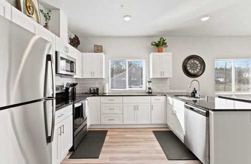 South Perry District Apartment | Brand New 2 Bed 2 Bath Near Perry District and DT!