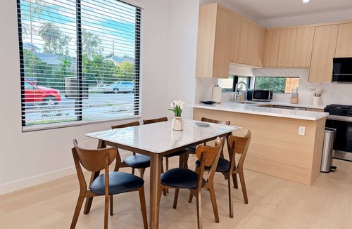Mid Central House | Brand New 3BR Home Fast WiFi Parking Near Pasadena