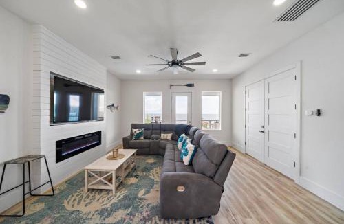 Clear Lake Shores House | Brand new bayfront home, gorgeous pool