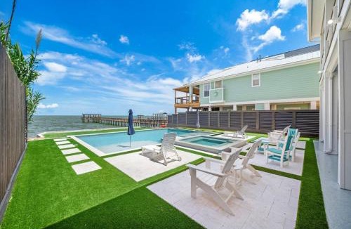 Clear Lake Shores House | Brand new bayfront home, gorgeous pool