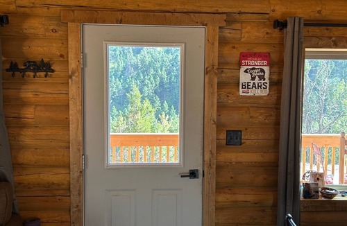 Gardiner Cabin | Brand new Cabin in the mountains next to Yellowstone National Park!