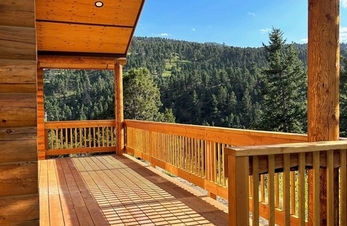 Gardiner Cabin | Brand new Cabin in the mountains next to Yellowstone National Park!