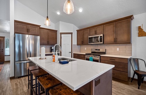 Ponderay House | Brand new centrally located home with game room, central AC, and washer/dryer