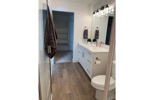 Rigby House | Brand New Clean & Cozy Townhouse For Your Getaway!