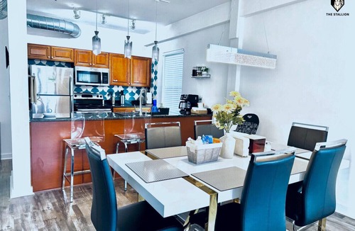 Downtown Memphis Apartment | BRAND NEW Modern Spacious Loft in Downtown with free parking