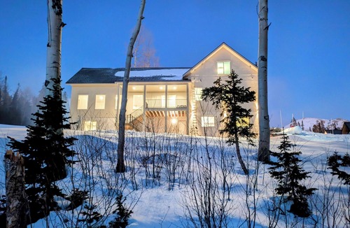 Beaver House | BRAND NEW Ski-In Ski-Out at Eagle Point Resort Utah - Sleeps 33 Comfortably!