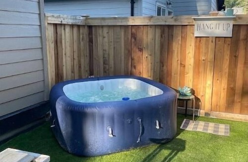Saanichton House | Bright 2 Bed 2 Bath with Spa-like Ensuite & HotTub