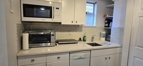 Ambleside Apartment | Bright 2 BR, Great Location