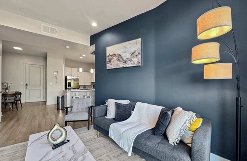 Deep Ellum Apartment | Bright 2BR2BA Stay Deep Ellum w/Pool Gym Parking