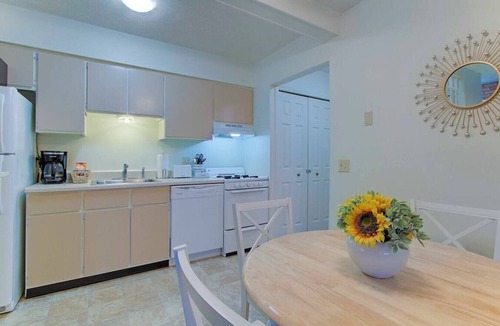 North Canton Apartment | Bright & Airy 1BR near Hall of Fame/Hwy/Airport