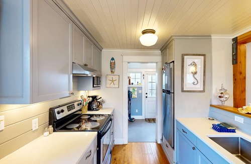 Rockaway Beach House | Bright & Airy Cottage Right in Town - Across Street from the Beach