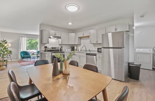 Royal Manor House | Bright and Breezy Gahanna Ranch 10min to INTEL