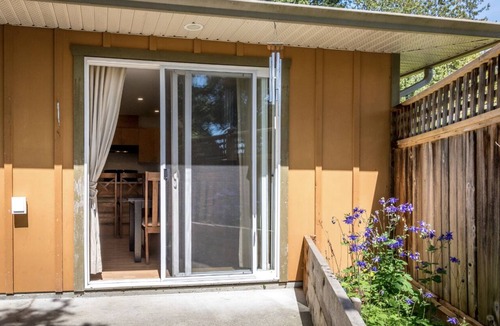 West Porpoise Bay House | Bright And Spacious 3-Bedroom West Coast Rancher
