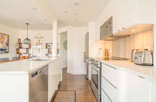 Downtown Vancouver Apartment | Bright Beachfront 2-Bed, City Views, Yaletown