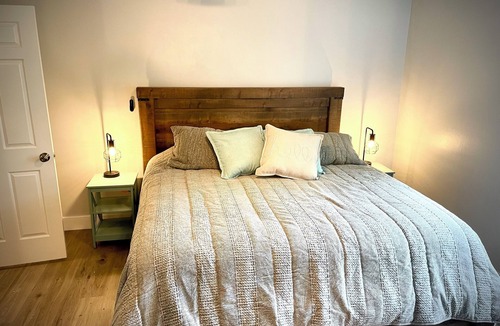 Murraysville House | Bright, cheerful, pet-friendly home + hot tub!