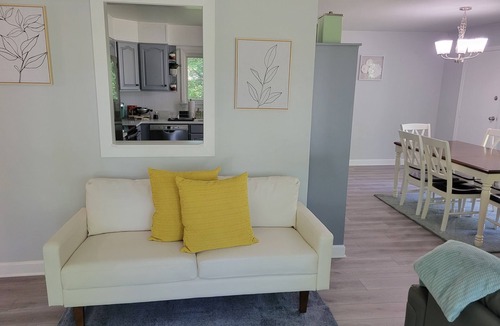 Park Forest Village House | Bright, Modern Park Forest Home, 2.5m to Penn State! Breakfast included.