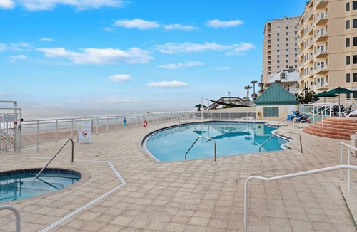 Ormond Beach Hotel | Bright Oceanview Unit Close to Dining, Golf & Daytona Adventures