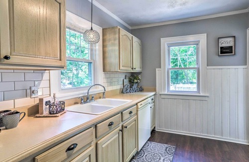 Parma House | Bright Parma Home w/Outdoor Space < 10 Mi to Dtwn