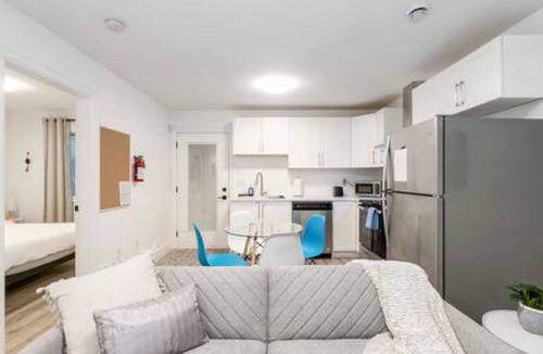 Surrey House | Bright Private 2-Bed Guest Suite, Near White Rock