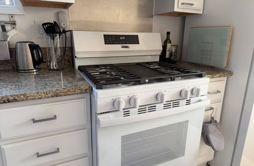 Palms House | Bright & Serene West LA Home, easy access to UCLA, Santa Monica & Attractions.