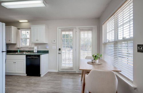 Augusta Cottage | Bright Spacious Augusta Cottage - 1 Bedroom Studio With Parking