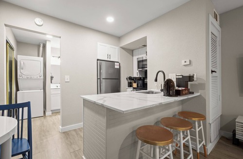 Allandale Apartment | Bright Studio Near Domain Roku TV + Free Parking