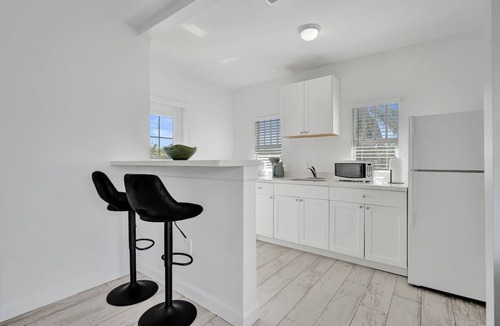 Mango Groves Apartment | Bright Studio Retreat w/Kitchen at Lake Worth