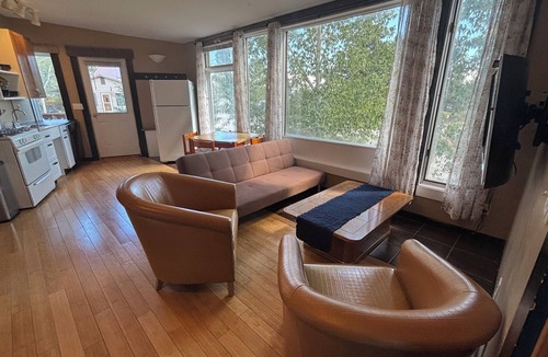 Pinedale Apartment | Bright, sun-filled apartment with floor-to-ceiling windows