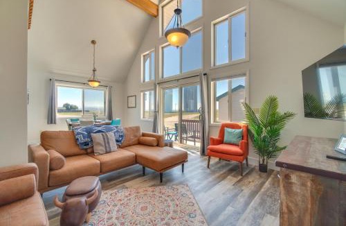 Saratoga House | Bright Wyoming Retreat with Deck and Mountain Views!