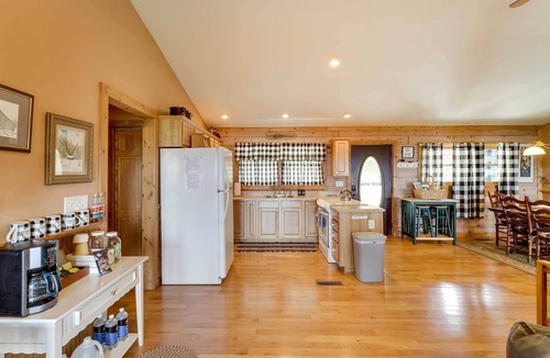 Bostic Cabin | Bring a Pet! Mtn-View Bostic Retreat w/Deck