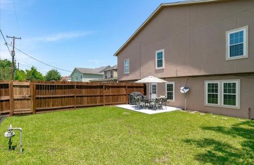 MacGregor House | Bring the Crew! 4BR Luxe Pad, Backyard Magic & City at Your Door
