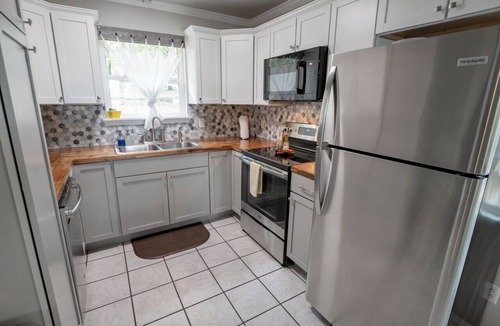 Blocker House | Bristow Blue- Lakefront with boat ramp access, dog friendly!