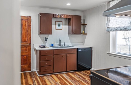 Berryville House | Broadway Cottage - Convenient location!