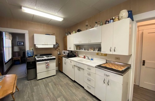 Thermopolis House | Broadway Retreat. Hot Springs County State Park and Pools are five minutes away.