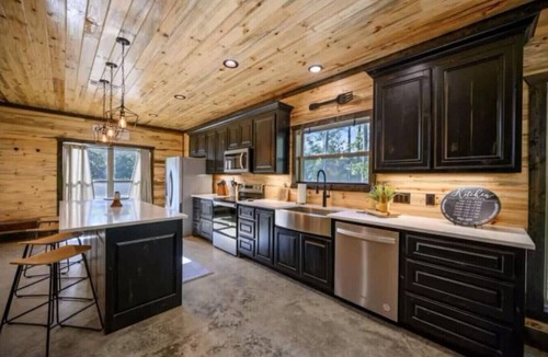Pickens Cabin | Broken Bow Luxury Cabin | Hot Tub | Game Room
