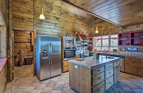 Broken Bow Cabin | Broken Bow Mountaintop Home w/Hot Tub!