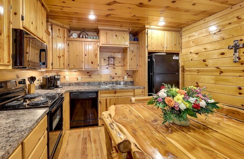 Broken Bow Cottage | Broken Bow Rental Cabin w/Hot Tub & Bar