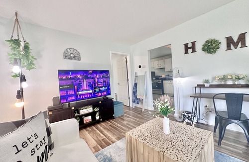 Roseville House | Budget Cottage Ranch - Extended Stays - Central Location- RUKU TV fast wifi