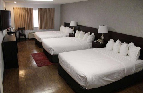 Ontario Hotel | Budget-friendly Accommodation! Indoor Pool, Pets Allowed, Free Breakfast