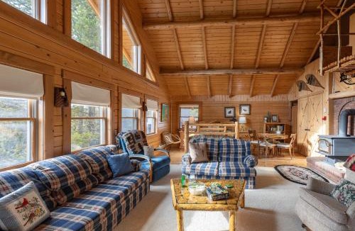 Island Park House | Buffalo Bliss by KABINO Riverfront Firepit Partial A/C Huge Views WiFi