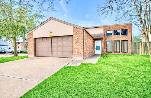 Addicks House | Bungalow-King Bed-Sleeps 4 - Energy Corridor -Garage + Kitchen + Park + 2 patios