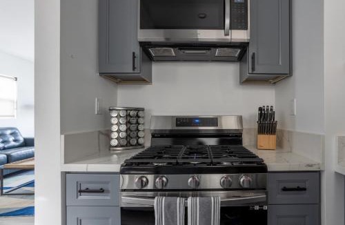 Los Angeles Villa | Bungalow w Free Parking 4 min from SoFi, 8min from airport