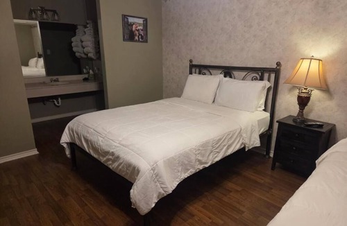 San Saba Hotel | Burnham's Lodging